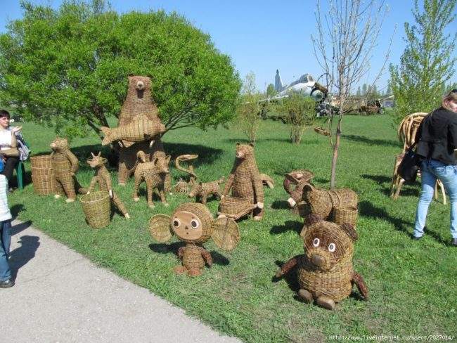 Плетеные животные в саду