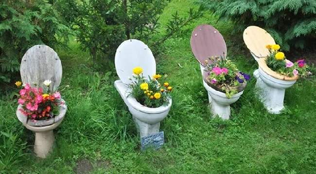 Клумба из старого унитаза