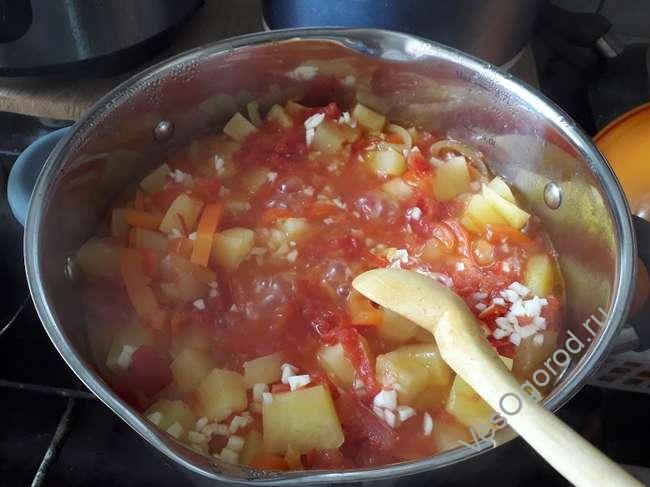 Приготовление салата на зиму