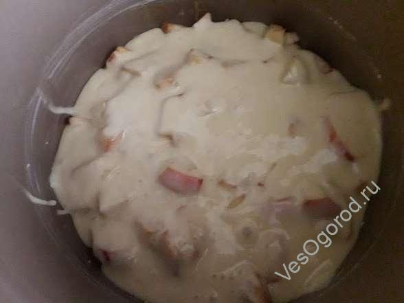 Слой яблоки и сверху тесто