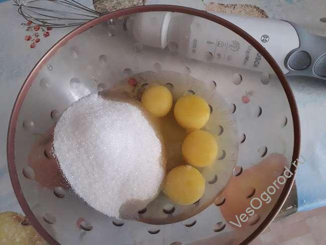 Смешиваем в шарлотку яйца и сахар