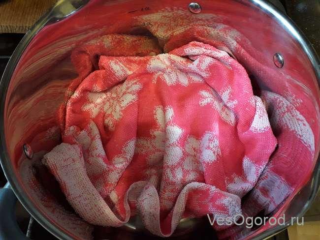 Стерилизуем заготовки перед закручиванием крышек