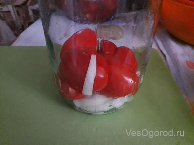 Закладываем помидоры в банки