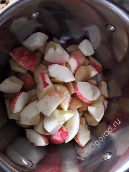 Нарезаем дольками яблоки