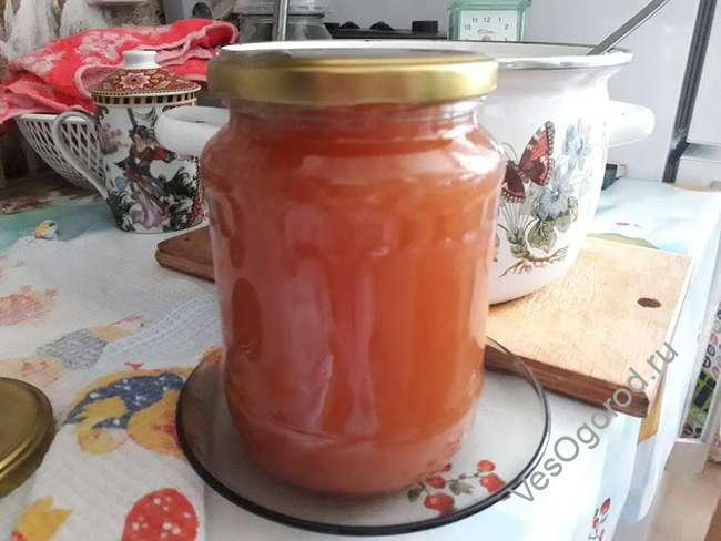 Выкладываем яблочный джем в банки