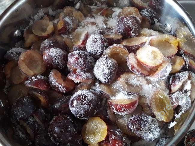 Засыпаем сливы сахаром